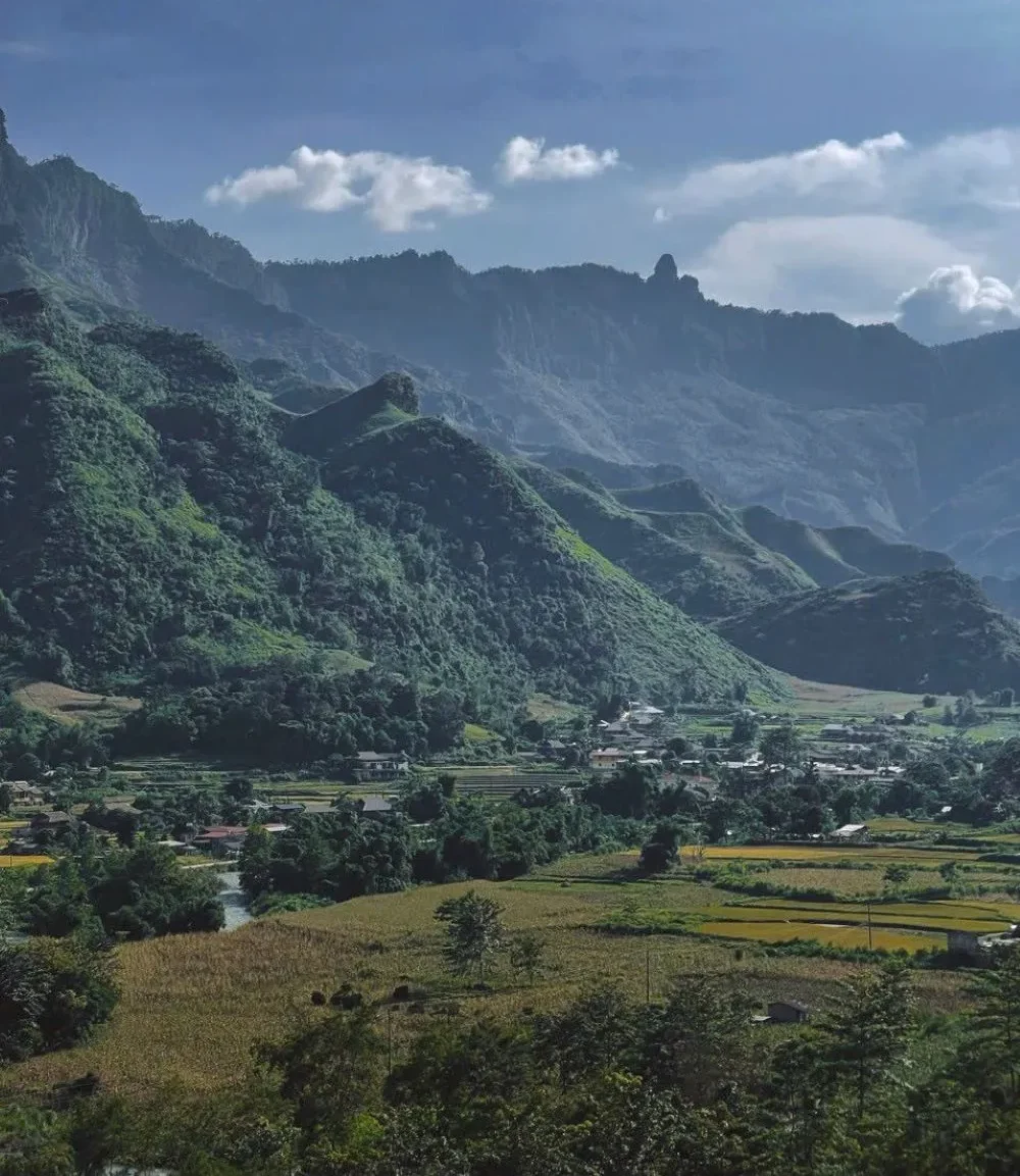 The best time to fully enjoy the beauty of Du Gia is from October to May.