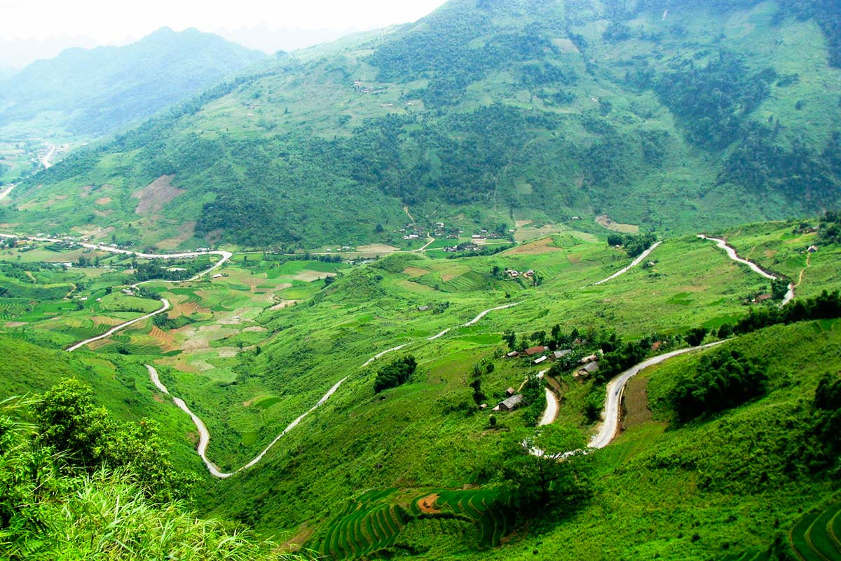 Bac Sum Pass is the official gateway to the Rocky Plateau