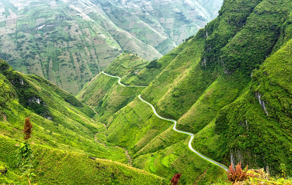 Ma Pi Leng captivates travelers with its winding roads and magnificent scenery