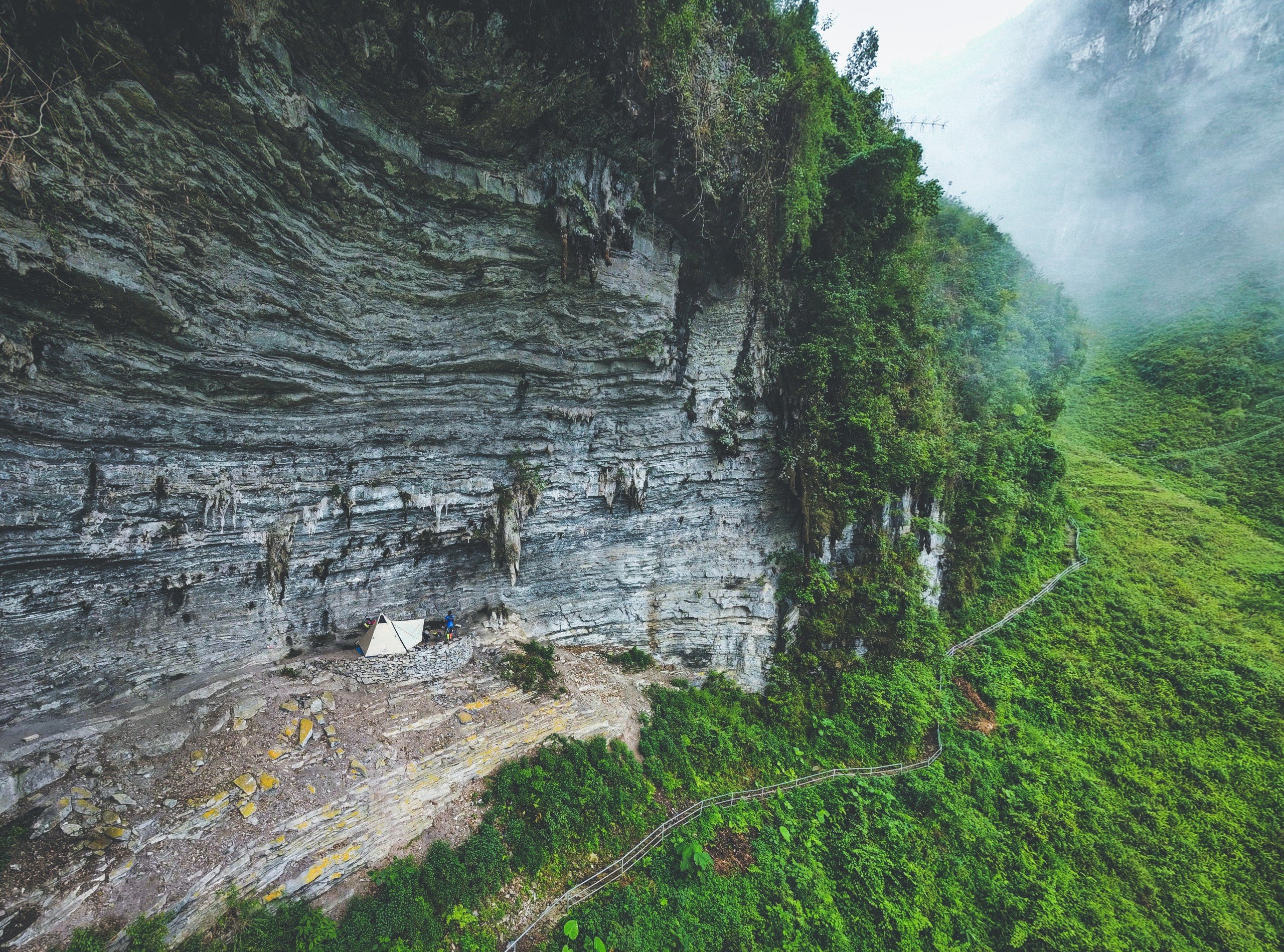 Vách đá trắng Hà Giang