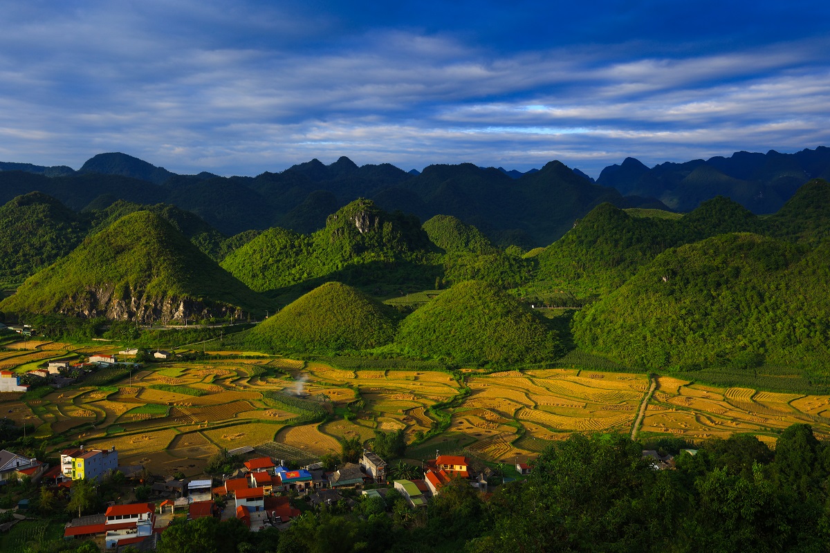 ha giang loop The unique shape of the Twin Fairy Mountains is the result of geological movements and dolomite rock weathering over millions of years