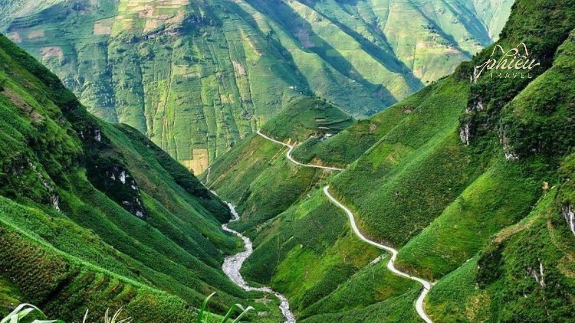 Ma Pi Leng Pass stretches approximately 20 km between Dong Van and Meo Vac at elevations around 1,500 meters
