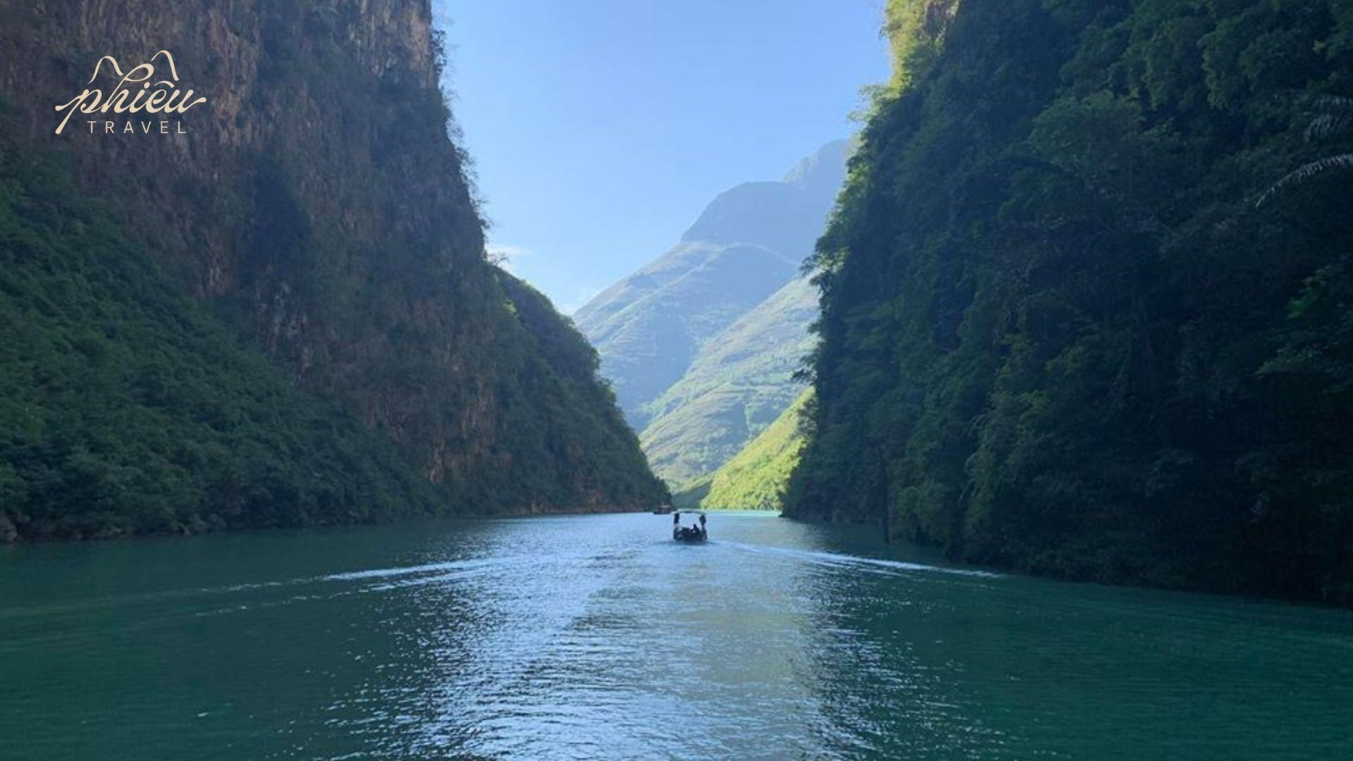 Scenic cruise on the Nho Que River